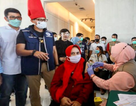 Sandiaga Uno hadir di Nipah Mall  Makassar
menyaksikan vaskinasi yang digelar   Rekan Kawan Sandi (RKS)