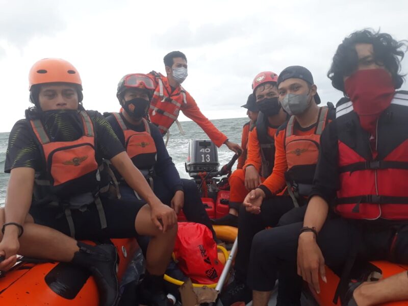 Tim relawan sedang melakukan pencarian. (dok/Tagana)