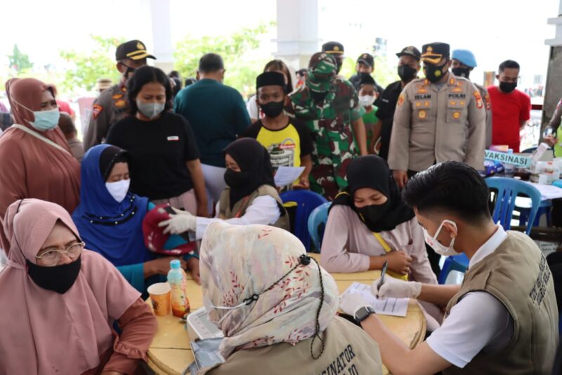 Kapolres Wajo AKBP Muhammad Islam saat memantau pelaksanaan vaksinasi massal dalam rangka 20 tahun Masa Dinas Alumni Akabri 2001 di Lapangan Merdeka Sengkang.--Polres Wajo --