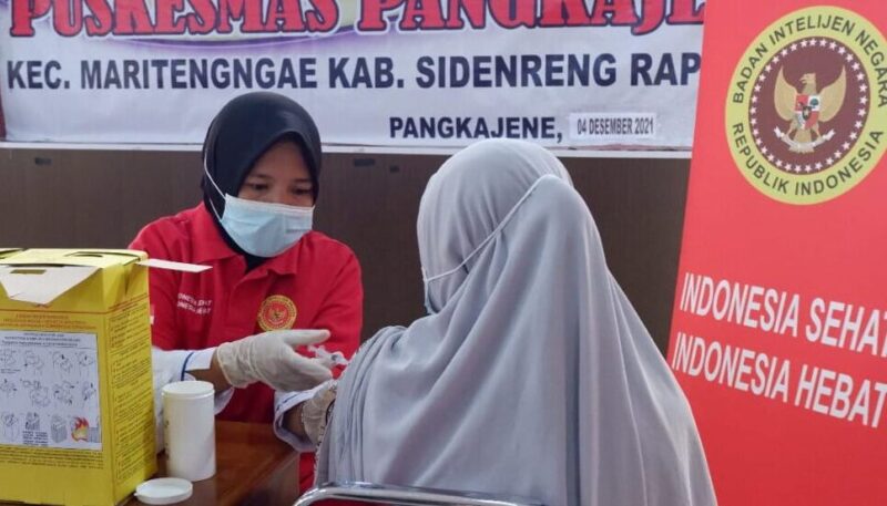 Vaksinator saat menyuntik vaksin masyarakat pada vaksinasi yang digelar BIN Daerah Sulsel bersama Pemkab Sidrap.