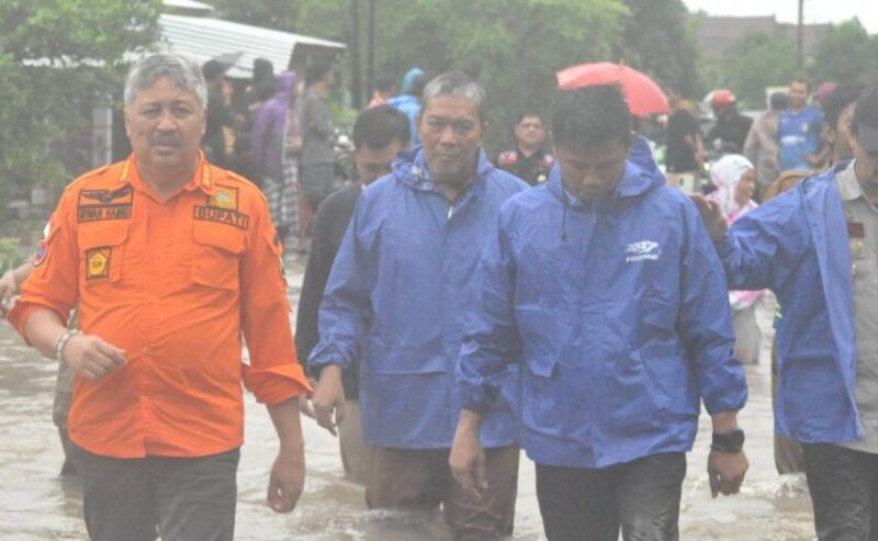  Bupati Pinrang Irwan Hamid memantau dampak cuaca ekstrim yang terjadi beberapa hari terakhir, Selasa (7/12/2021).