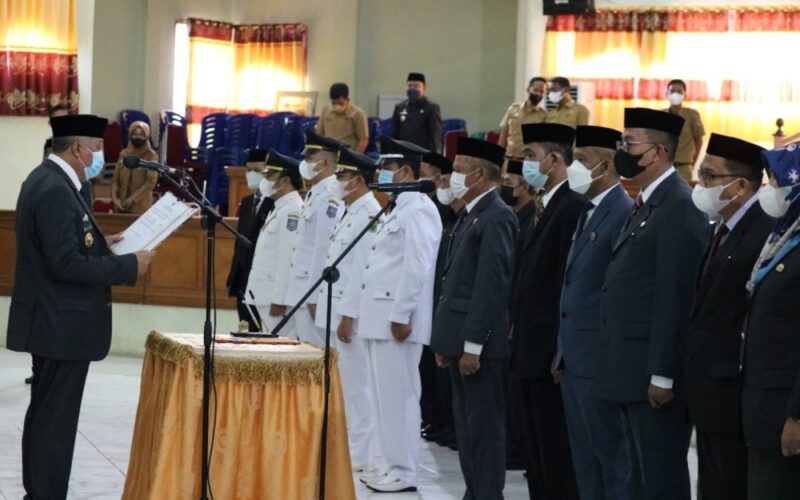 Bupati Pinrang Irwan Hamid melantik dan mengambil sumpah pejabat Pimpinan Tinggi Pratama dan Administrator lingkup Pemerintah kabupaten Pinrang, Senin (20/12/2021).--pinrangkab--