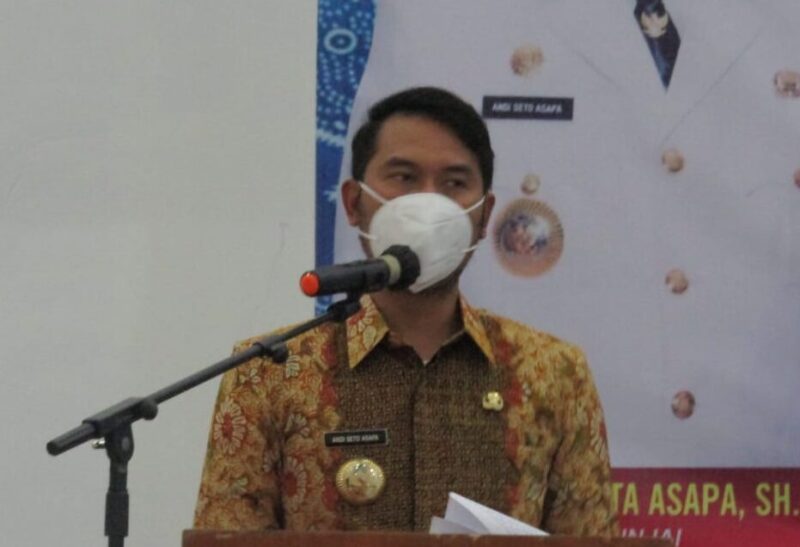  Bupati Sinjai Andi Seto Asapa (ASA) memberikan arahan  saat menghadiri puncak peringatan Hari Kesatuan Gerak (HKG) PKK Ke-49, di Gedung Pertemuan Sinjai, Kamis (09/12/2021).--sinjaikab--