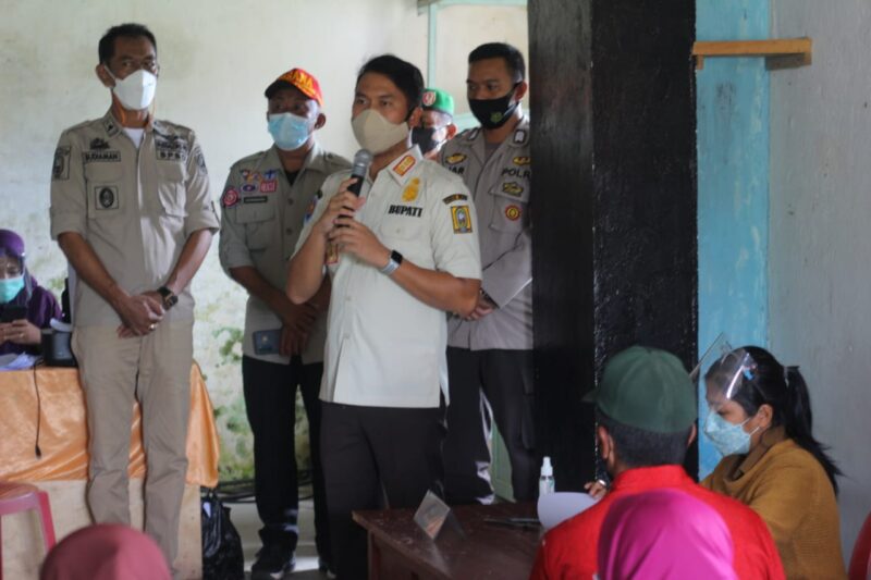 Bupati Sinjai Andi Seto Asapa (ASA)  memantau langsung pelaksanaan vaksinasi massal di  di Desa Gunung Perak.--tw--