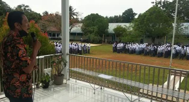 Camat Sinjai Timur  Akbar melakukan sosialisasi kepada para pelajar SMA Negeri 3 Sinjai yang berada di Desa Kampala. Tidak hanya itu, sosialisasi juga dilakukan di masjid yang berada di Dusun Baccara, Desa Tongke-Tongke Kamis, (23/12/2021) kemarin.--sinjaikab--