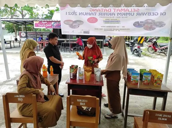  Pemerintah Kabupaten (Pemkab) Sinjai, melalui Dinas Koperasi UKM dan Tenaga Kerja menggelar Gebyar UMKM Akhir Tahun 2021.--sinjaikab--