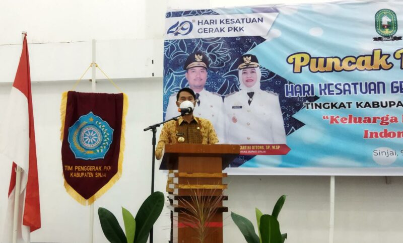 Bupati Sinjai Andi Seto Asapa (ASA) didampingi Ketua TP. PKK Sinjai Hj. A. Nurhilda Daramata Seto Puncak Peringatan Hari Kesatuan Gerak PKK Ke-49 Tingkat Kabupaten Sinjai Tahun 2021.--humas--