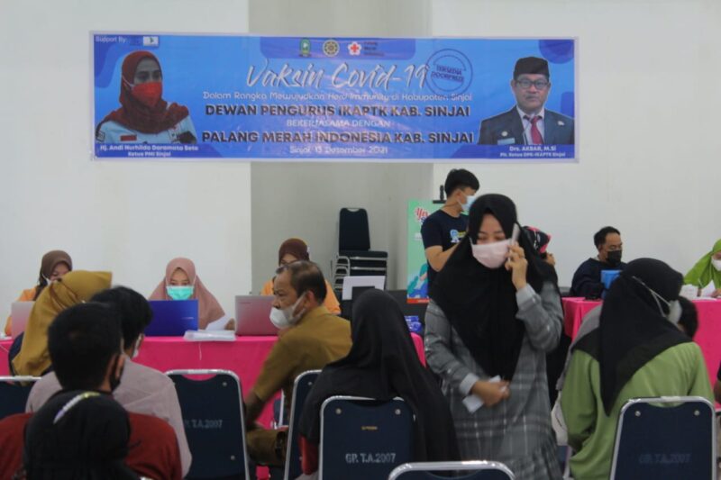 Pelaksanaan vaksinasi massal Covid-19 yang digelar Ikatan Keluarga Alumni Pendidikan Tinggi Kepamongprajaan (IKAPTK) kerjasama Palang Merah Indonesia (PMI) Kabupaten Sinjai menggelar di Gedung Pertemuan Sinjai Senin, 13 Desember 2021.