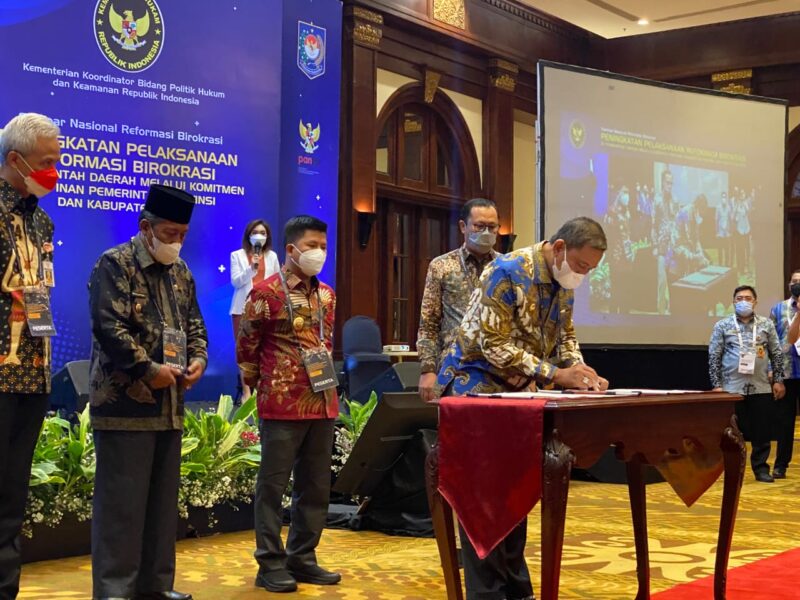 Bupati Wajo H. Amran Mahmud  menandatangani komitmen bersama reformasi birokrasi dan disaksikan Menkopulhukam dan Menpan-RB serta undangan lainnya.--Humas--