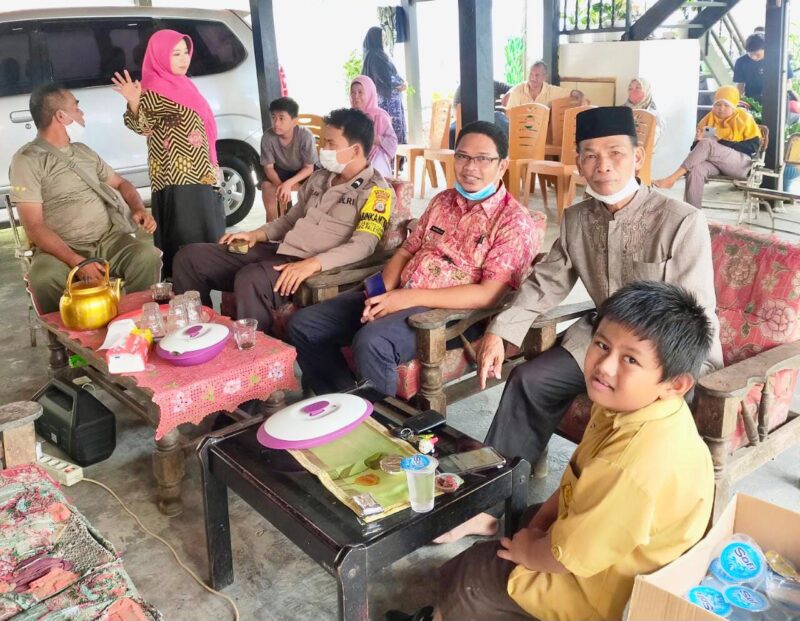 Camat Paleteang Kabupaten Pinrang Fakhrullah bersama  Babinsa dan Babinkantibmas serta Imam Masjid Darussalam Dalle Balongke