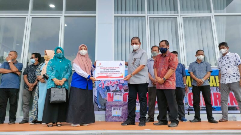 Sebagai dukungan untuk menggenjot vaksinasi, EEES menyerahkan 100 paket sembako secara simbolis kepada Bupati Wajo H. Amran Mahmud untuk diberikan kepada masyaraakt yang mengikuti vaksinasi.