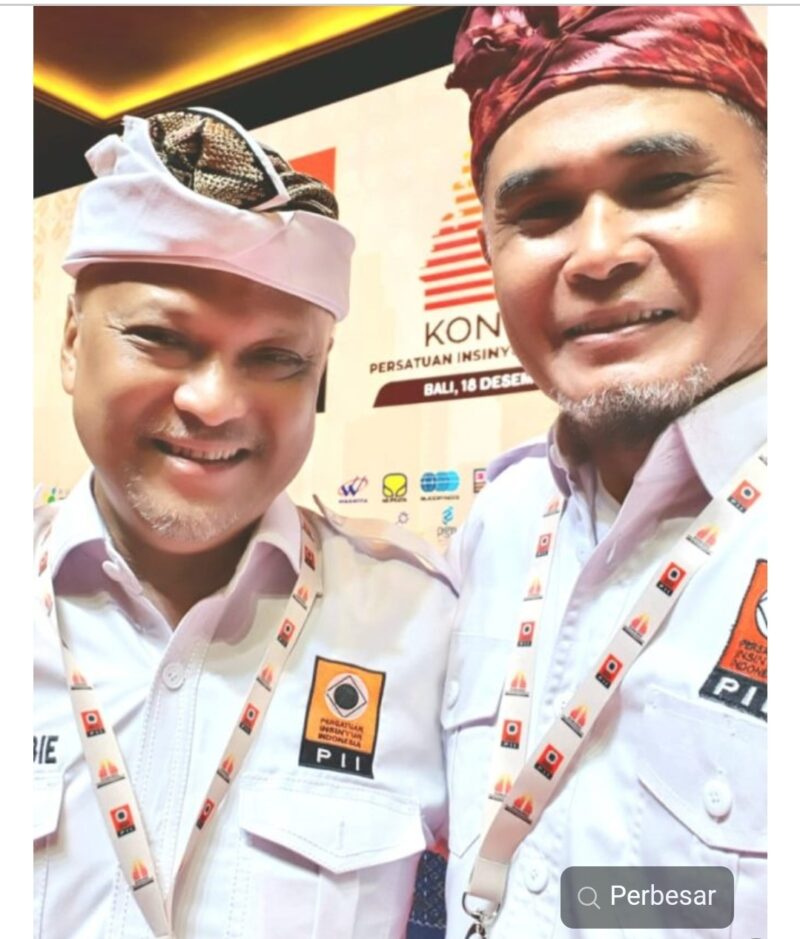 Bachrun Hanise berpose bersama dengan pimpinan PII Ilham Habibie