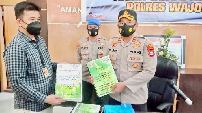 Kapolres Wajo, AKBP Muhammad Islam Amrullah. S.Ik (kanan) bersama Kanit Tipikor Satreskrim Polres Wajo, Ipda Syarifuddin (kiri) memperlihatkan barang bukti kasus korupsi Desa Bottopenno Kabupaten Wajo Sulsel.