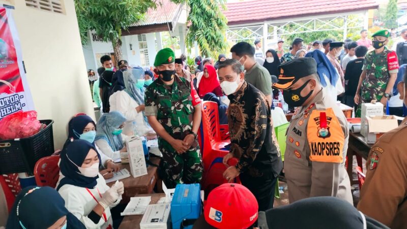 Bupati Wajo H. Amran Mahmud bersama Forkopimda saat memantau Pelaksanaan Vaksinasi.--Ullah--