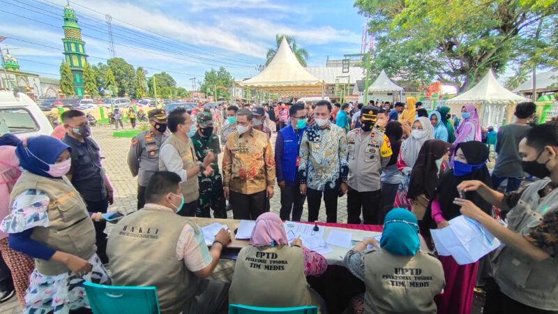 Bupati Wajo H. Amran Mahmud dan Wakil Bupati Wajo H. Amran SE bersama Forkopimda Wajo saat meninjau vaksinasi Massal.--Safar--