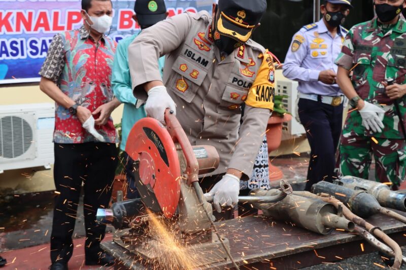 Kapolres Wajo, AKBP Muhammad Islam  melakukan pemusnahan knalpot racing Jumat 31 Desember 2021.--Itho--