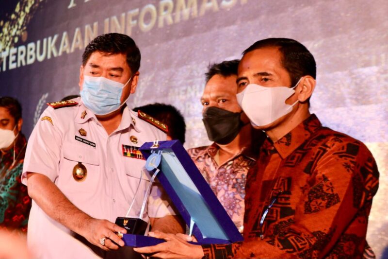 Kadis Infokom Kabupaten Pinrang Sulsel Andi Matjtja menerima penghargaan Anugerah keterbukaan informasi di Makassar