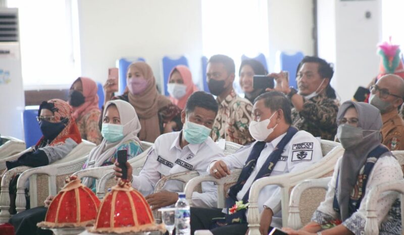 Bupati Wajo H. Amran Mahmud didamoingi Sekda Wajo Ir. Armayani dan Kadis Lingkungan Hidup Andi Muh. Baso Iqbal saat menghadiri Pengangerahan kampumg mappacing di Ruang POla Kantor bupati 30 Desember 2021.--Ullah--