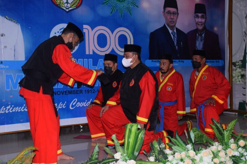 Bupati Wajo H. Amran Mahmud dianugerahi pendekar madya tapak suci pada Milad Muhammadiyah Kabuoaten Wajo di Gedung Darmawan Sengkang, 14 Desember 2021.--Ullah--