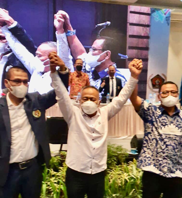 Wirahadikusumah (kiri), H. Atal S Depari (tengah), dan Iskandar Zulkarnain (kanan).