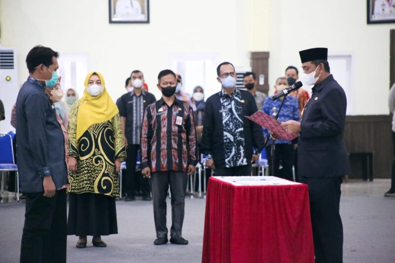 Bupati Wajo H. Amran Mahmud melantik dan mengambil sumpah 251 Aparat Sipil Negara (ASN) yang tersebar di sejumlah OPD Kabupaten Wajo pada Kamis (30/12/ 2021) di Ruang Pola Kantor Bupati Wajo.--humas--
