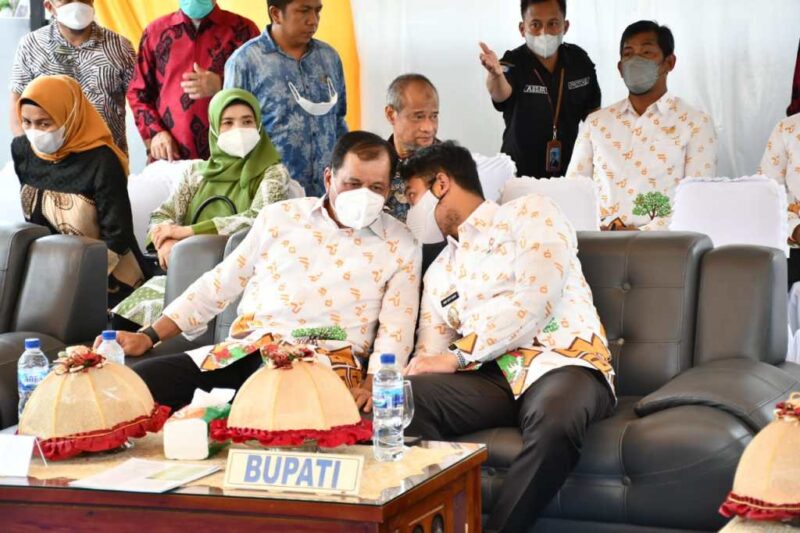 Bupati Sinjai Andi Seto Asapa (ASA) berbincang-bincang dengan Ketua Dekopin Pusat H.A.M. Nurdin Halid saat menghadiri peresmian pemanfaatan gedung baru Koperasi Simpan Pinjam (KSP) Berkat Cabang Sinjai di Jalan Jenderal Sudirman, Sabtu 11 Oktober 2021.