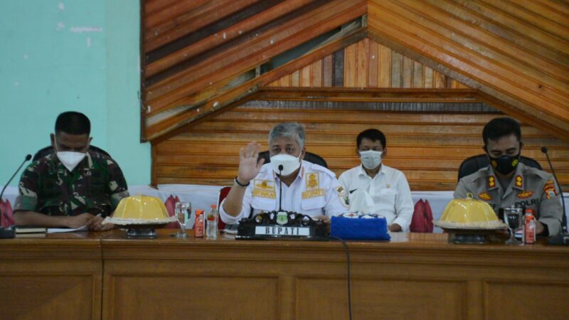 Bupati Pinrang didampingi Dandim 1404 dan Kapolres Pinrang HadiriRapat Koordinasi Percepatan Pencapaian Target Vaksinasi bersama jajaran TNI dan Polri.