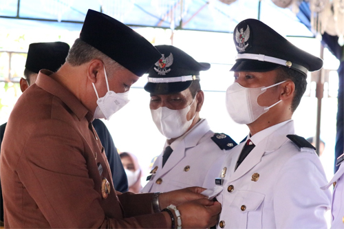 Bupati Pinrang Irwan Hamid mengambil sumpah serta melantik Kepala Desa terpilih di dua Kecamatan yakni Kecamatan Lanrisang dan Kecamatan Cempa, Selasa,(28/12/2021).