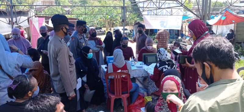 Tampak Kapolsek Tempe AKP Abdul Rahman besama personilnya mengawal dan memantau  pelaksanaan vaksinasi  di Pasar Cempalagi Kecamatan Tempe.-- Foto: Polsek Tempe-- 