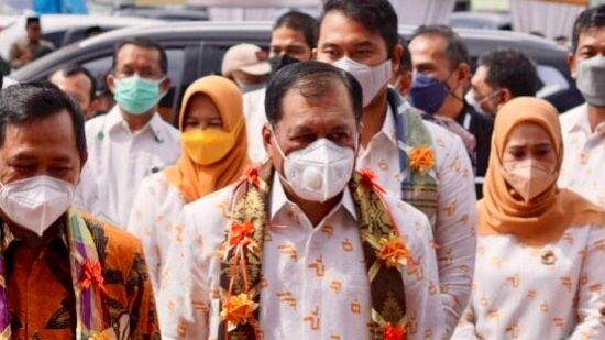 Ketua Dekopinda Pusat, Nurdin Halid (tengah-depan), dikawal oleh Bupati Sinjai dan Wakil Bupati Sinjai, serta Ketua PKK Sinjai, dan Ketua DPRD Sinjai.