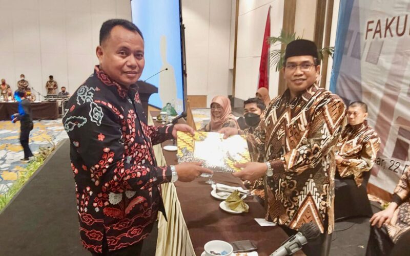 Ketua FDK, Dr Firdaus Muhamad, MA menyerahkan daftar alumni kepada Ketua IKA FDKLetkol Sus Husban Abady bertempat Phinisi ballroom Hotel Claro makassar.--syahkruddin--