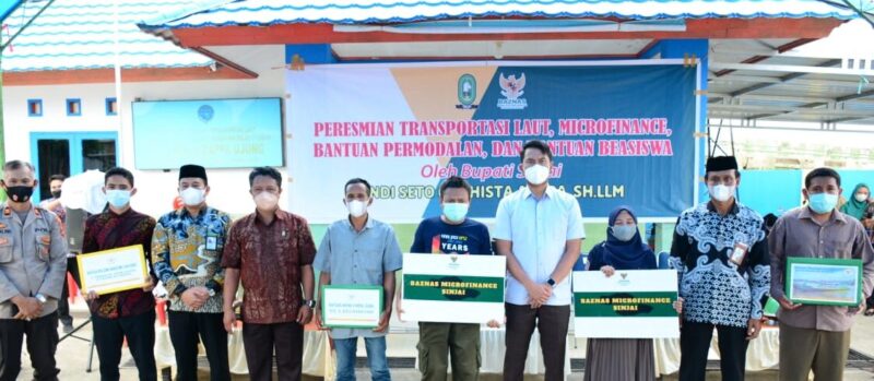 Bupati Sinjai, Andi Seto Asapa (ASA) menyerahkan sejumlah bantuan kepada warga kecamatan Sinjai Utara dan Kecamatan Pulau Sembilan.