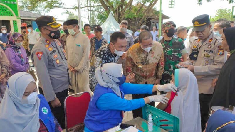 Bupati Wajo H. Amran Mahmud dan Wakil Bupati Wajo H. Amran SE bersama Dandim 1406 Wajo Letkol Inf. Muhamad Juada Dinata dan Wakapolres Wajo memnatau dan menyaksikan pelakasnaan vaksinasi yang digelar oleh Kodim 1406 Wajo.--Ullah--