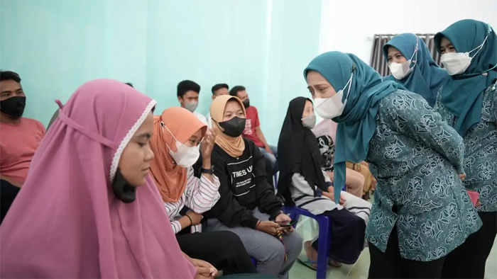 Ketua TP PKK Sinjai, Andi Nurhilda Daramata Seto saat memantau searbuan vaksinasi di Kecamatan Sinjai Timur, Senin (27/12/2021).--sinjaikab--