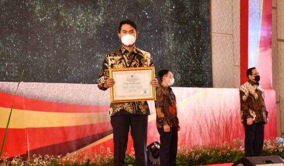 Bupati Sinjai Andi Seto Asapa (ASA) menerima Anugerah Meritokrasi dari Komisi Aparatur Sipil Negara (KASN), di The Westin Grand Ballroom, Kota Surabaya, Jawa Timur, Selasa (7/12/2021).--humas--