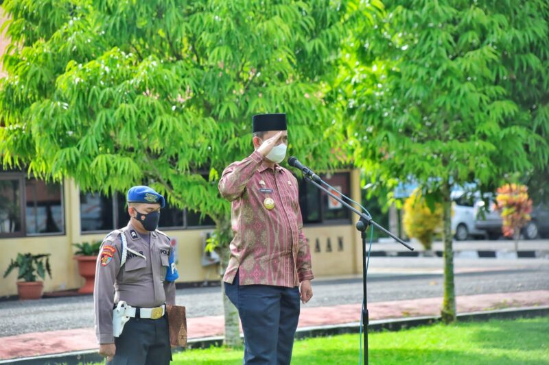  Bupati Wajo, Amran Mahmud, memimpin apel gelar pasukan Operasi Lilin 2021 di halaman Mapolres Wajo, Kamis (23/12/2021).--ullah--