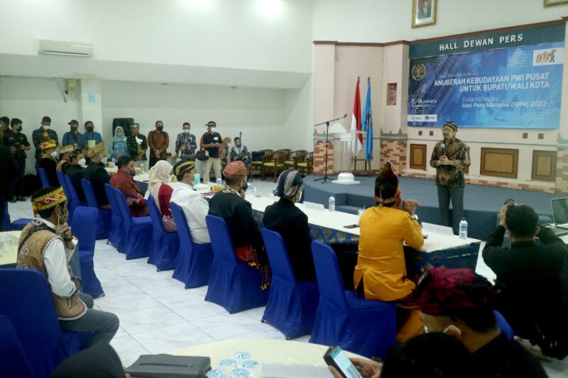  Ketua Pelaksana AK-PWI Yusuf Susilo Hartono di depan 10 bupati wali kota nomine   Anugerah Kebudayaan PWI pada HPN 2022.(Foto: Malik/AK-PWI)