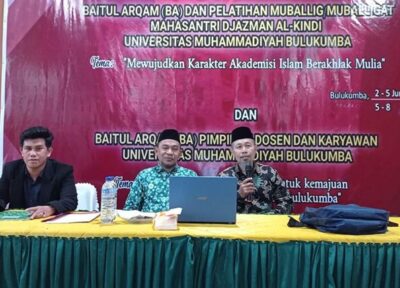 DIGITALISASI DAKWAH. Asnawin Aminuddin (paling kanan) tampil membawakan materi “Digitalisasi Dakwah” pada “Baitul Arqam dan Pelatihan Muballigh Mahasantri Djazman Al-Kindi Universitas Muhammadiyah Bulukumba, serta Baitul Arqam Pimpinan / Dosen / Karyawan UMB”, di Kampus II Universitas Muhammadiyah Bulukumba, Kelurahan Mario Rennu, Kecamatan Gantarang, Kabupaten Bulukumba, Sabtu, 08 Januari 2022. (ist)