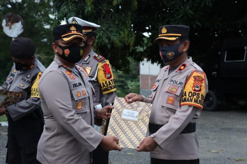 Kapolres Wajo AKBP Muhammad Islam A. Memberikan reward Kepada Kapolsek Pitumpanua Kompol Andi Rahmat.--Itho--