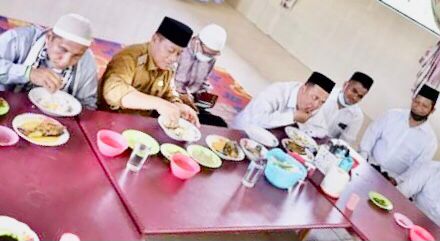 Plt Wali Kota Tanjubalai Muh Hajrul Aswandi Saat Makan Bersama Bersama Sejumlah Ulama di Jilat kec.Datuk Bandar.