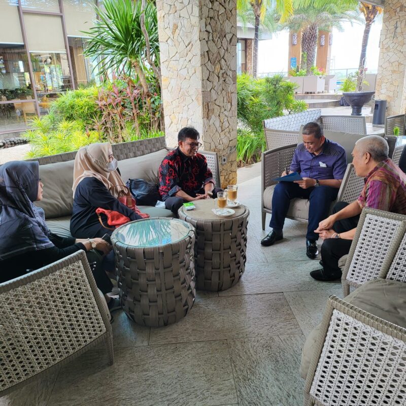 Pengurus IKA SMP Negeri 1 Tanasitolo saat audiensi dengan Bupati Wajo H. Amran Mahmud di Hotel The Rinra Makassar, Rabu 5 Januari 2022.--Ist--