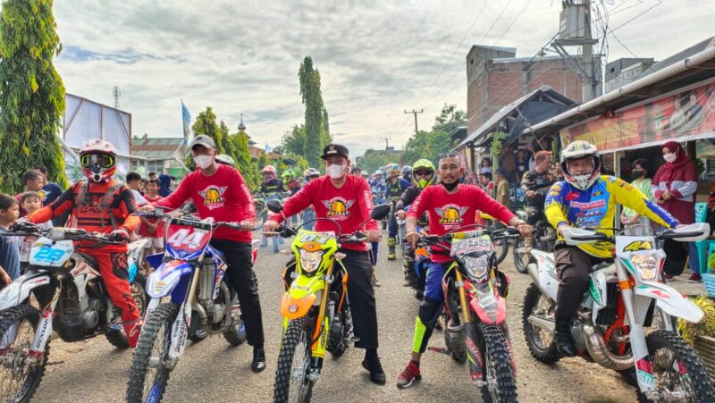Bupati Wajo H. Amran Mahmud saat latihan bersama (latber) trail adventure yang digelar Anabanua Trail Adventure Club (Antrac) di Anabanua, Kecamatan Maniangpajo, Kabupaten Wajo, Sulawesi Selatan (Sulsel), Sabtu 8 Januari 2022.--Safar--