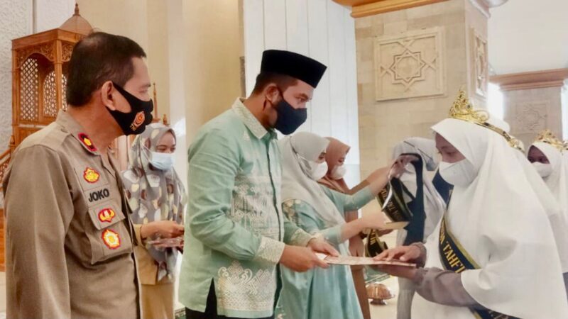 Bupati Sinjai Andi Seto Asapa dalam acara wisuda santri program Tahfiz Qur'an angkatan III di Masjid Islamic Center Sinjai Sulsel.