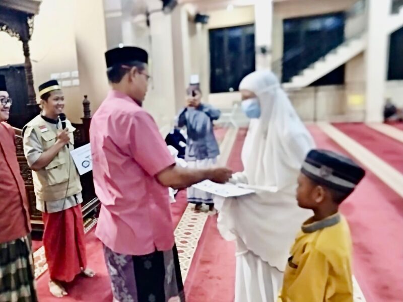 Penyerahan bantuan sepeda kepada dua anak yatim oleh Pengurus UPZ  Masjid Besar Al Abrar Makassar. --Syakhruddin--