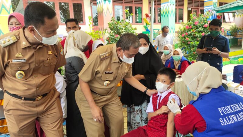 Kabupaten Wajo memulai vaksinasi Covid-19 untuk anak 6-11 tahun. Ditandai dengan peluncuran atau launching secara serentak di seluruh kecamatan yang dipusatkan di SDN 2 Sengkang, Kecamatan Tempe, Selasa 18 Januari 2022.--Ullah--
