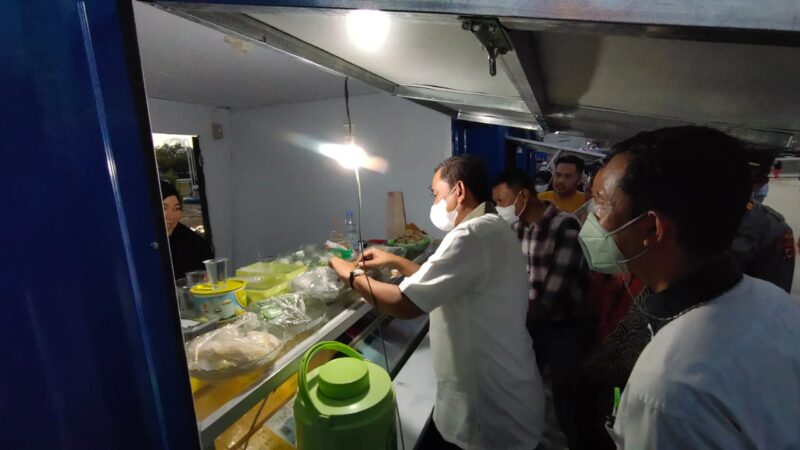 Bupati Wajo H. Amran Mahmud meresmikan penggunaan kontainer UMKM di RTH Taman Calaccu Sengkang, Kecamatan Tempe, Minggu (23/1/2022) sore yang ditandai dengan peninjauan.--Ullah--