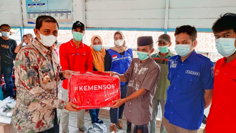 Bupati Wajo, Amran Mahmud mengunjungi masyarakat yang terkena dampak banjir menyerahkan secara simbolis bantuan dari Kementerian Sosial RI di Kelurahan Salomenraleng, Tempe, Jum'at (28/1/2021).--Ullah--
