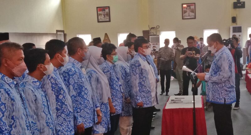Pengurus Ikatan Keluarga Alumni (IKA) SMPN 1 Tanasitolo periode 2021-2025 dilantik dan dikukuhkan oleh Bupati Wajo H. Amran Mahmud di Ruang Pola Kantor Bupati, Ahad, 30 Januari 2021.--hamzah--