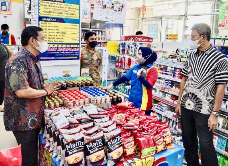 Kepala Dinas Perdagangan Perindustrian (Disperindag) dan ESDM Sinjai, Muh. Saleh pantau stok ketersediaan minyak goreng di beberapa toko ritel modern yang ada di Kecamatan Sinjai Utara.