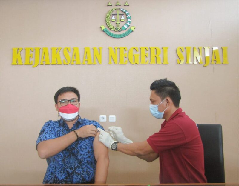ejaksaan Negeri (Kejari) Sinjai, melaksanakan vaksinasi dosis ketiga atau Booster, Jumat 28 Januari 2022.--sinjaikab--